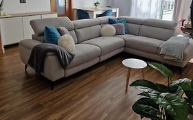 Quarto Com Banheiro Privado Em Apartamento Familiar